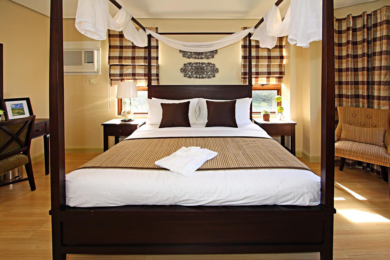 Crosswinds Resort Suites Тагайтай Экстерьер фото