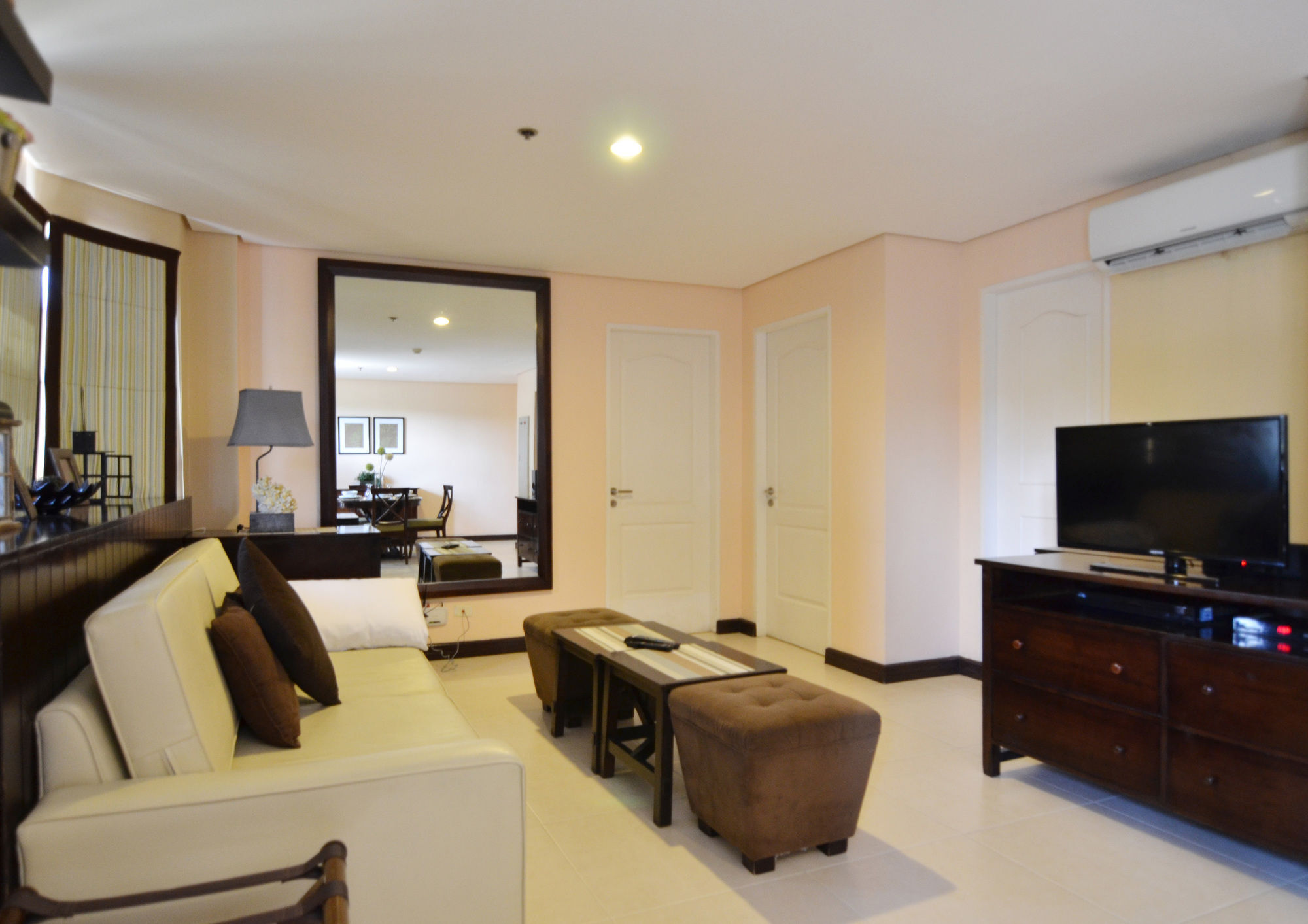 Crosswinds Resort Suites Тагайтай Экстерьер фото