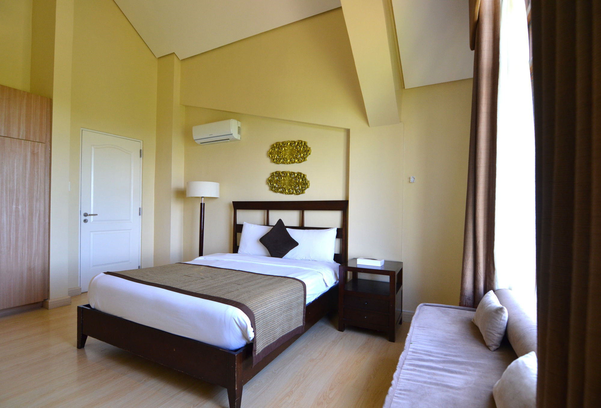 Crosswinds Resort Suites Тагайтай Экстерьер фото