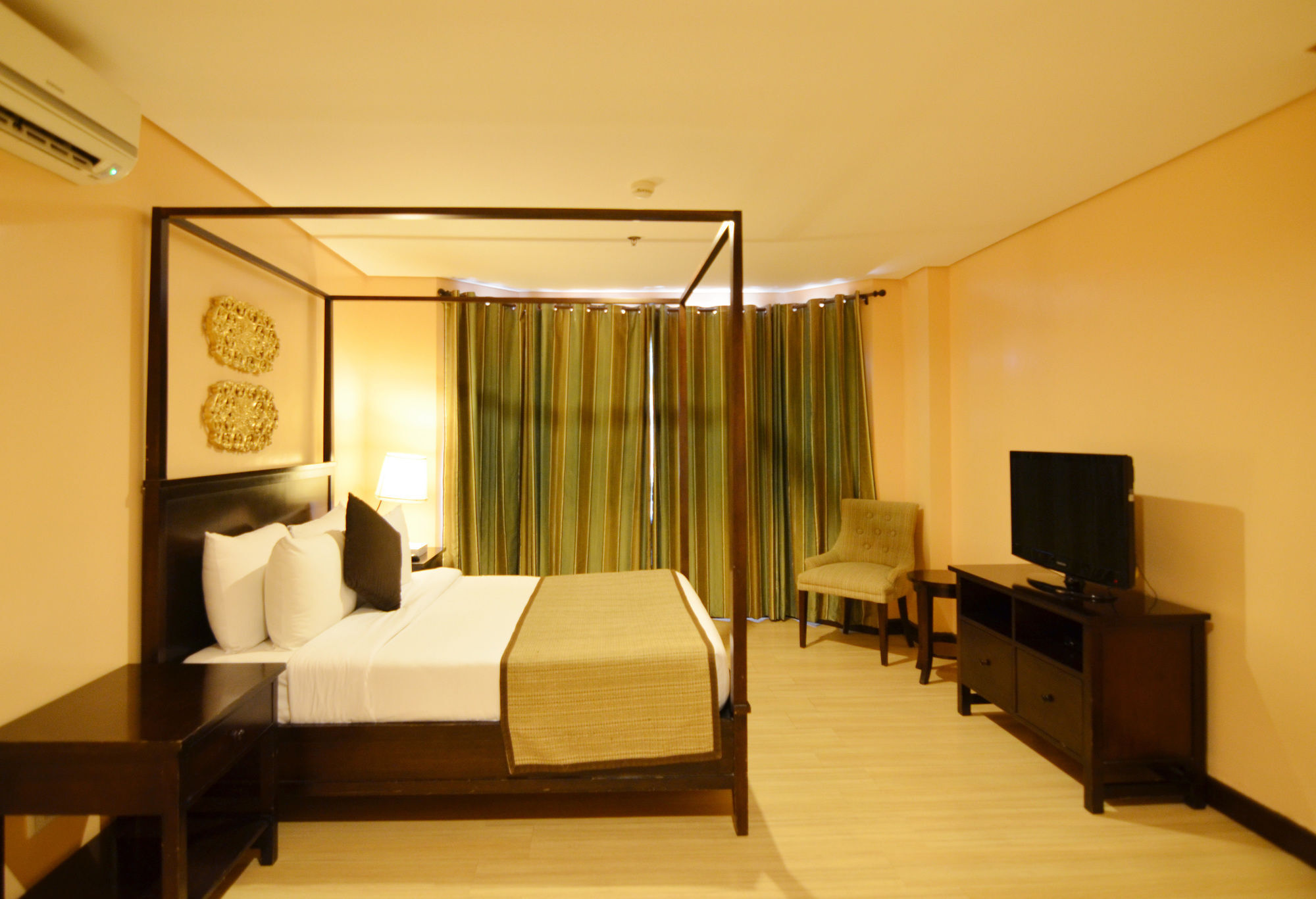 Crosswinds Resort Suites Тагайтай Экстерьер фото